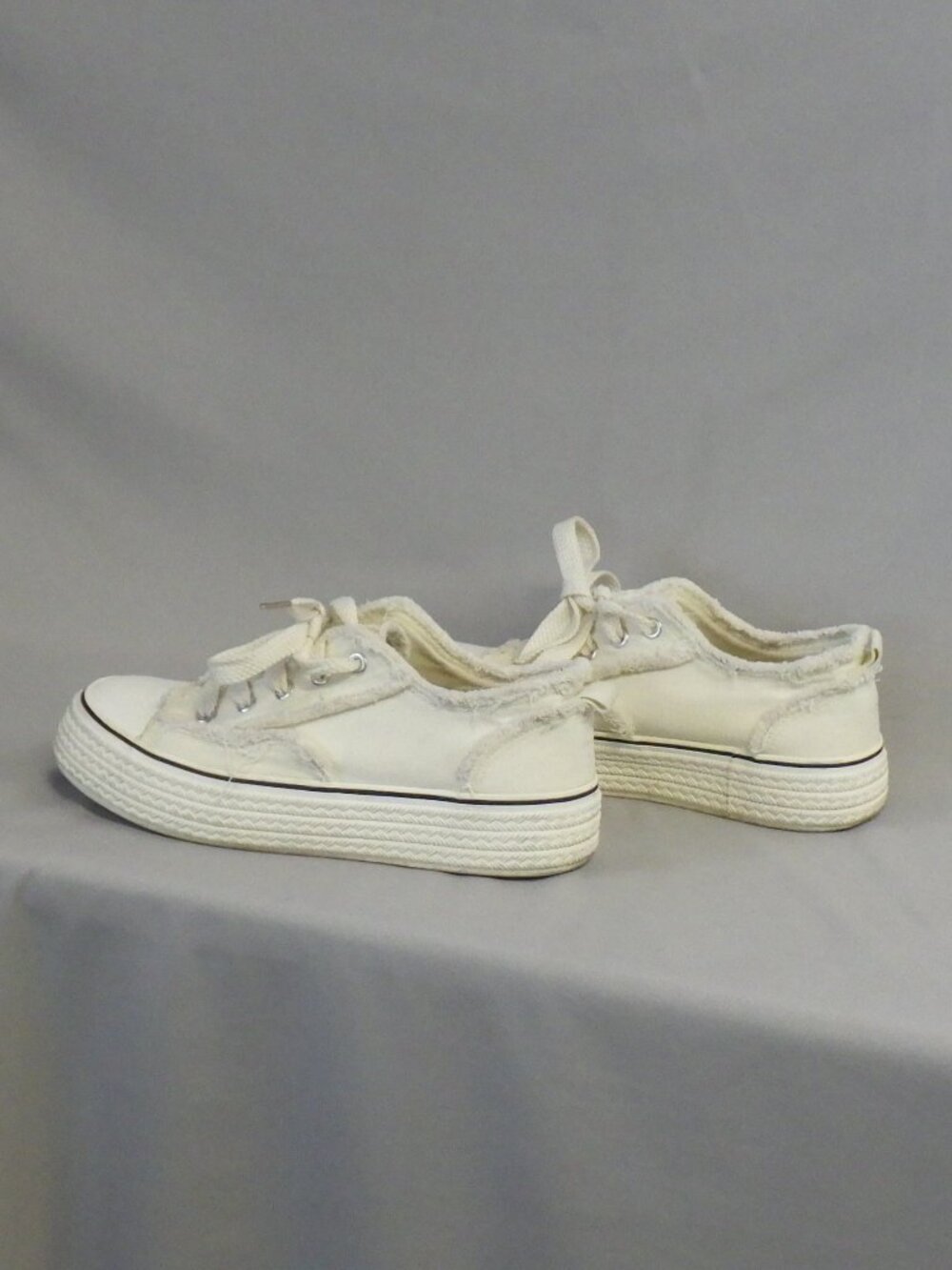 White Low-Top Canvas Raw Frayed Edge Style Sneakers  EU40